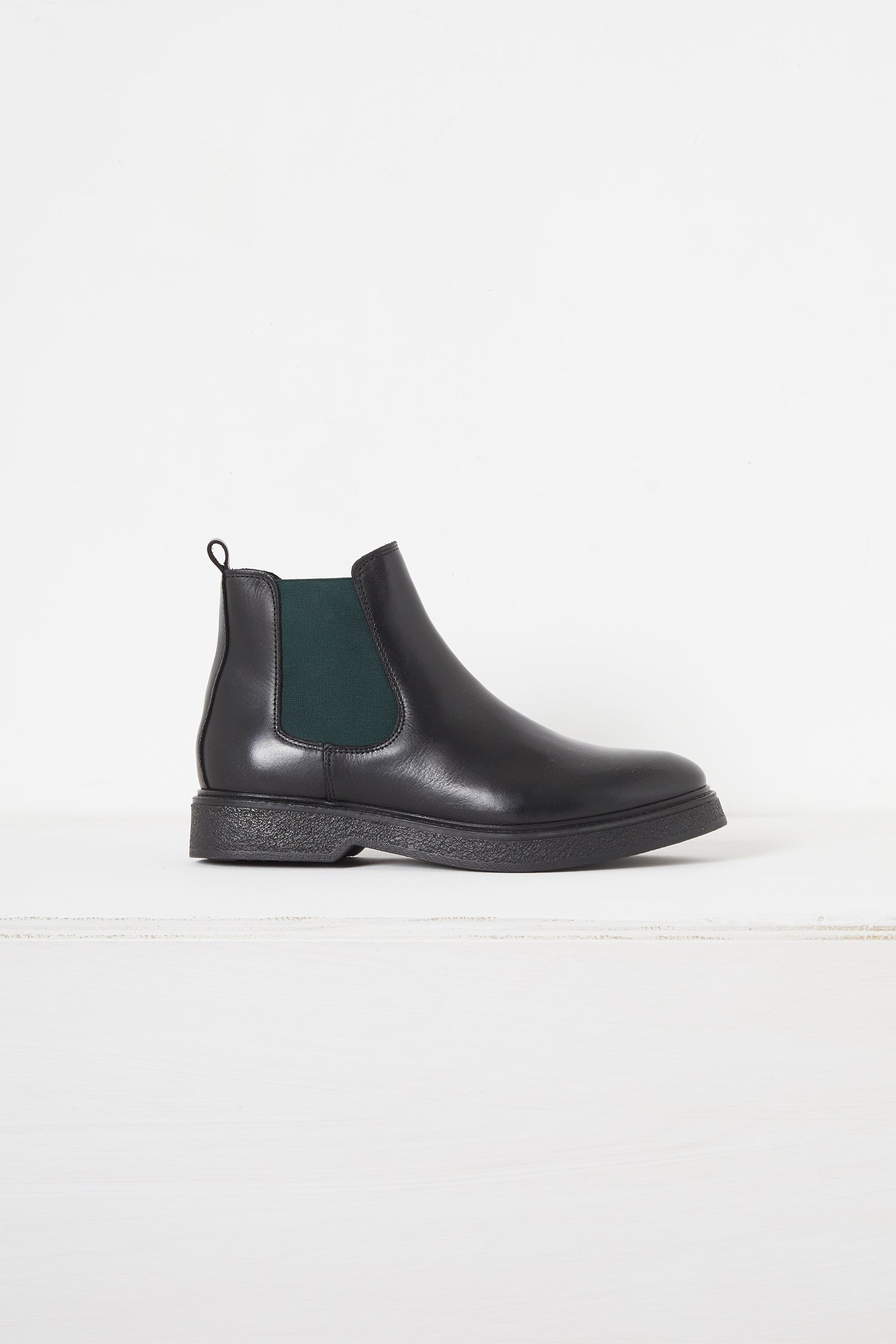 nora crepe sole chelsea boots black/bayou green